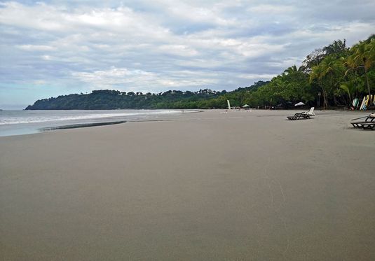 Manuel-Antonio-Beach am frühen Morgen....noch ruhig und schattig